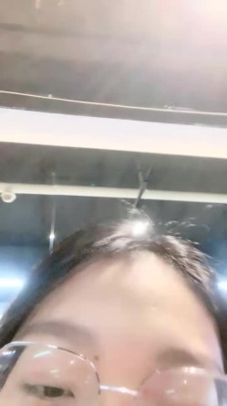 越来越疯狂了，【小野猫】，G奶学妹，健身房里偷偷露出，回到家里，楼梯间正裸露，楼下邻居开门了，玩得真是刺激胆大 截图10