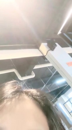 越来越疯狂了，【小野猫】，G奶学妹，健身房里偷偷露出，回到家里，楼梯间正裸露，楼下邻居开门了，玩得真是刺激胆大 截图11