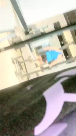 越来越疯狂了，【小野猫】，G奶学妹，健身房里偷偷露出，回到家里，楼梯间正裸露，楼下邻居开门了，玩得真是刺激胆大 截图13
