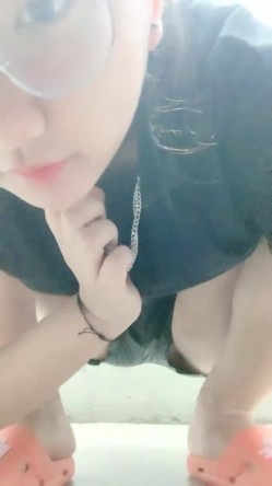 越来越疯狂了，【小野猫】，G奶学妹，健身房里偷偷露出，回到家里，楼梯间正裸露，楼下邻居开门了，玩得真是刺激胆大 截图14