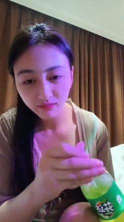 女人味！致命的女人味啊！她被深喉 吞精的样子 就是最欠操的样 截图1