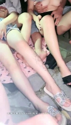 〖大二学妹疯狂性爱夜〗淫乱午夜性爱趴 三女同学VS两男同学 户外野战 无套抽插轮操白虎学妹 高清源码录制 截图8