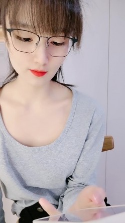 高颜值清纯欲女约啪大哥，全程露脸舔鸡巴的时候都要看着镜头，主动上位求插让大哥各种蹂躏爆草，浪叫呻吟 截图1