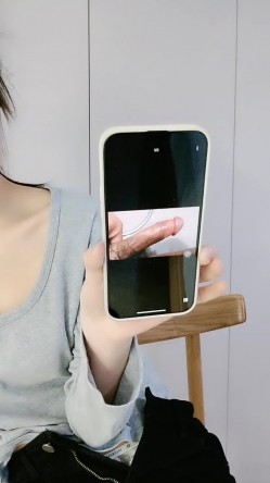 高颜值清纯欲女约啪大哥，全程露脸舔鸡巴的时候都要看着镜头，主动上位求插让大哥各种蹂躏爆草，浪叫呻吟 截图2