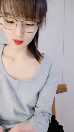 高颜值清纯欲女约啪大哥，全程露脸舔鸡巴的时候都要看着镜头，主动上位求插让大哥各种蹂躏爆草，浪叫呻吟 截图3