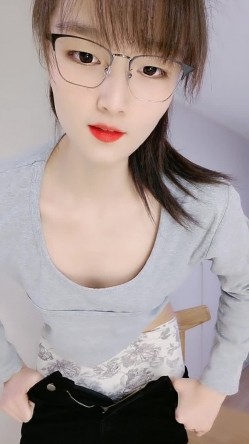 高颜值清纯欲女约啪大哥，全程露脸舔鸡巴的时候都要看着镜头，主动上位求插让大哥各种蹂躏爆草，浪叫呻吟 截图4