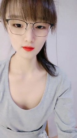 高颜值清纯欲女约啪大哥，全程露脸舔鸡巴的时候都要看着镜头，主动上位求插让大哥各种蹂躏爆草，浪叫呻吟 截图5