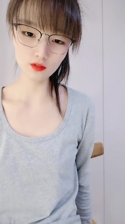高颜值清纯欲女约啪大哥，全程露脸舔鸡巴的时候都要看着镜头，主动上位求插让大哥各种蹂躏爆草，浪叫呻吟 截图6