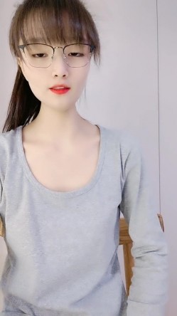 高颜值清纯欲女约啪大哥，全程露脸舔鸡巴的时候都要看着镜头，主动上位求插让大哥各种蹂躏爆草，浪叫呻吟 截图7