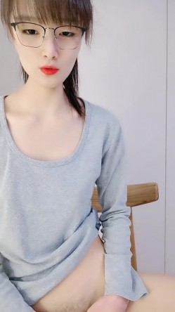 高颜值清纯欲女约啪大哥，全程露脸舔鸡巴的时候都要看着镜头，主动上位求插让大哥各种蹂躏爆草，浪叫呻吟 截图8