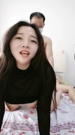 两个风骚少妇勾搭快秃顶的老大爷激情啪啪，全程露脸让大爷揉奶玩逼，轮流爆草抽插对着镜头浪荡呻吟精彩刺激 截图4