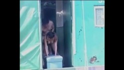 仙桃奶子的美女和猛男大白天在鱼排上纵欲的激情啪啪 好漂亮的一对仙桃奶晃来晃去 截图2