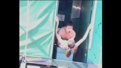仙桃奶子的美女和猛男大白天在鱼排上纵欲的激情啪啪 好漂亮的一对仙桃奶晃来晃去 截图15