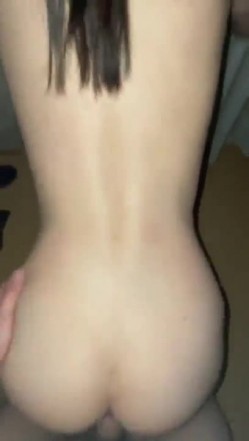 超美颜值反差大学生与男友性爱自拍流出，丰臀骑乘 深喉跪舔 清纯小女友被肏出白浆 淫声荡语极度淫骚！ 截图3