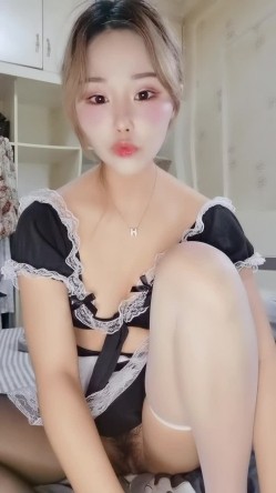 女仆装的小洛宝，卫生间蹲便器上面道具擦拭干净自慰插穴，进出抽插就淫水流出骚话连篇 截图4