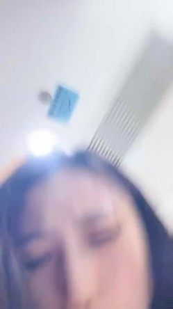 良家小少妇露脸宾馆一个人陪狼友撩骚，一再满足狼友的无理要求，看了奶子看逼逼还要自慰，裸身面对窗外刺激 截图2