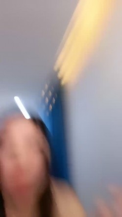 良家小少妇露脸宾馆一个人陪狼友撩骚，一再满足狼友的无理要求，看了奶子看逼逼还要自慰，裸身面对窗外刺激 截图3