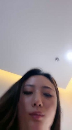 良家小少妇露脸宾馆一个人陪狼友撩骚，一再满足狼友的无理要求，看了奶子看逼逼还要自慰，裸身面对窗外刺激 截图10