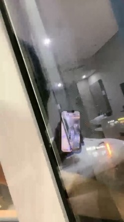 良家小少妇露脸宾馆一个人陪狼友撩骚，一再满足狼友的无理要求，看了奶子看逼逼还要自慰，裸身面对窗外刺激 截图15