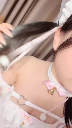 【京鱼儿】19岁童颜巨乳情趣黑丝 跳蛋自慰 爆流白浆 喷水！ 截图1