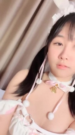 【京鱼儿】19岁童颜巨乳情趣黑丝 跳蛋自慰 爆流白浆 喷水！ 截图7