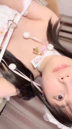 【京鱼儿】19岁童颜巨乳情趣黑丝 跳蛋自慰 爆流白浆 喷水！ 截图11
