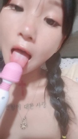 18岁的学生妹下海，无套啪啪，清秀可爱，苗条蜜桃臀 截图5