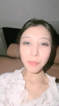 野外直播~【小尾巴】，今年最棒的户外车震~女主很漂亮，更刺激的性爱，骚货很容易被满足 截图1