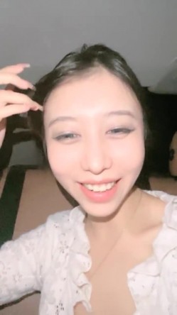 野外直播~【小尾巴】，今年最棒的户外车震~女主很漂亮，更刺激的性爱，骚货很容易被满足 截图2