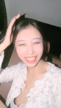 野外直播~【小尾巴】，今年最棒的户外车震~女主很漂亮，更刺激的性爱，骚货很容易被满足 截图4
