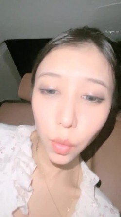 野外直播~【小尾巴】，今年最棒的户外车震~女主很漂亮，更刺激的性爱，骚货很容易被满足 截图5