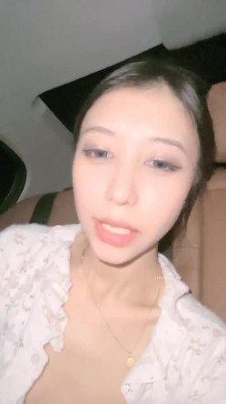 野外直播~【小尾巴】，今年最棒的户外车震~女主很漂亮，更刺激的性爱，骚货很容易被满足 截图6