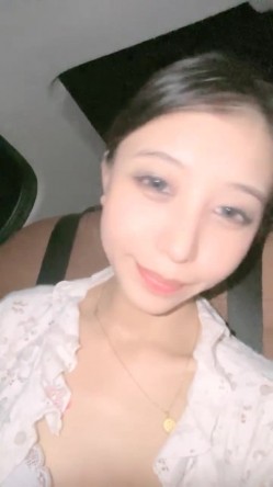 野外直播~【小尾巴】，今年最棒的户外车震~女主很漂亮，更刺激的性爱，骚货很容易被满足 截图7