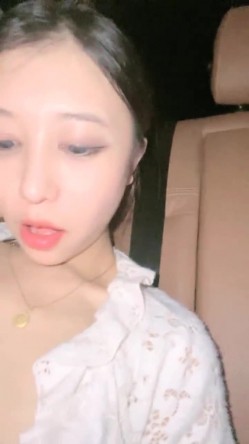 野外直播~【小尾巴】，今年最棒的户外车震~女主很漂亮，更刺激的性爱，骚货很容易被满足 截图13