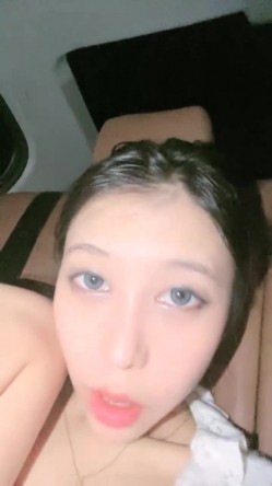 野外直播~【小尾巴】，今年最棒的户外车震~女主很漂亮，更刺激的性爱，骚货很容易被满足 截图16