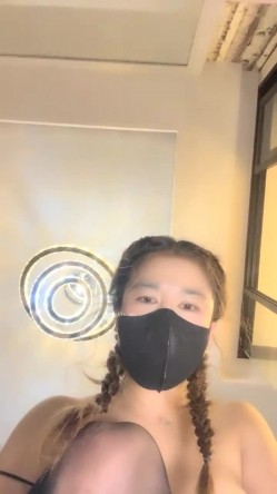 网黄界的黑马，瀑布式喷水，【翘臂桃桃】泰国游，到健身房玩跳蛋，牛郎圈找牛郎，被操的大喷水 截图10