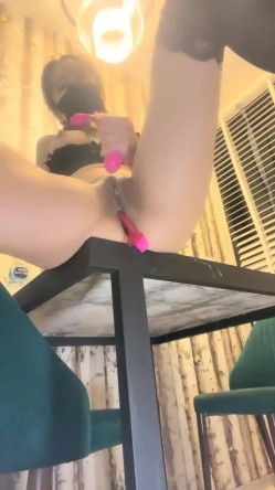 网黄界的黑马，瀑布式喷水，【翘臂桃桃】泰国游，到健身房玩跳蛋，牛郎圈找牛郎，被操的大喷水 截图11