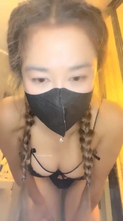 网黄界的黑马，瀑布式喷水，【翘臂桃桃】泰国游，到健身房玩跳蛋，牛郎圈找牛郎，被操的大喷水 截图16