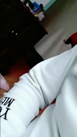 倒反天罡强上老妈 ️趁老爸不在家偷拍老妈裙底被发现直接将错就错推翻老妈就强插内射 截图2