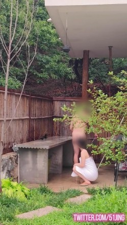 ️反差白富美 ️约炮大神〖51jing〗性感人妻露天庭院偷情，不断的撞击她的鲍穴,直到她累的瘫着为止，顶级反差 截图3