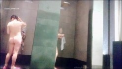 高档洗浴中心内部员工偷拍 多位身材不错的美少妇洗澡 截图13