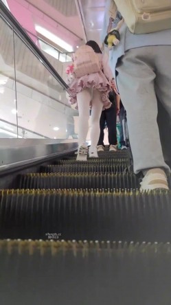 步行街拍抄底大神『KXCD』专挑年轻好看质量高的小姐姐 截图1