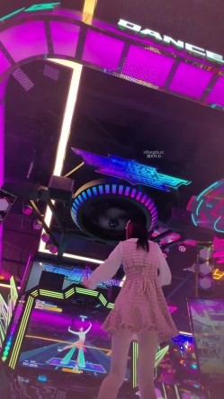 步行街拍抄底大神『KXCD』专挑年轻好看质量高的小姐姐 截图3