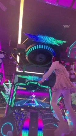 步行街拍抄底大神『KXCD』专挑年轻好看质量高的小姐姐 截图4