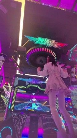 步行街拍抄底大神『KXCD』专挑年轻好看质量高的小姐姐 截图5