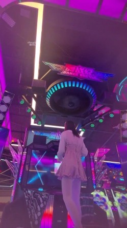 步行街拍抄底大神『KXCD』专挑年轻好看质量高的小姐姐 截图6