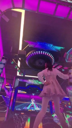 步行街拍抄底大神『KXCD』专挑年轻好看质量高的小姐姐 截图7
