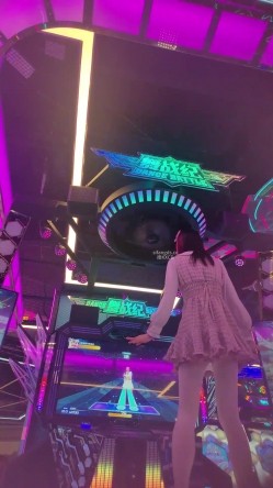 步行街拍抄底大神『KXCD』专挑年轻好看质量高的小姐姐 截图8