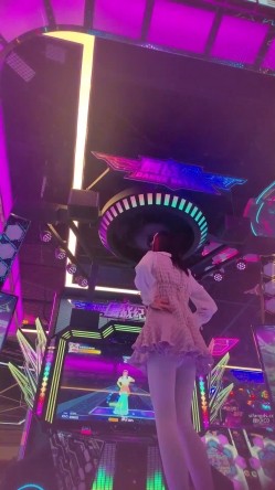 步行街拍抄底大神『KXCD』专挑年轻好看质量高的小姐姐 截图10