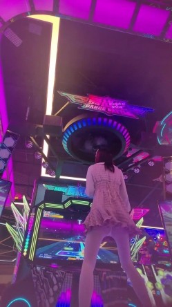 步行街拍抄底大神『KXCD』专挑年轻好看质量高的小姐姐 截图13